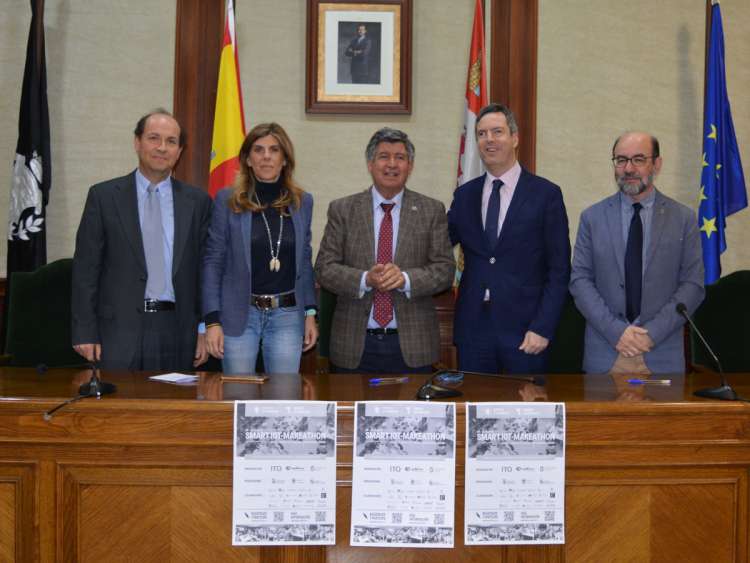 Participantes en la firma del convenio del Makeathon