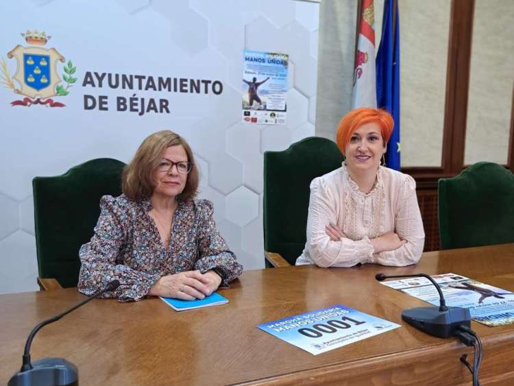Dos mujeres sentadas a una mesa para rueda de prensa