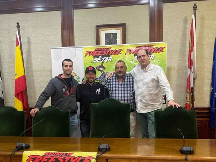 Los concejales Luis Hernández y José Ángel Castellano han presentado el I Masters of Freestyle Béjar junto con los organizadores del espectáculo
