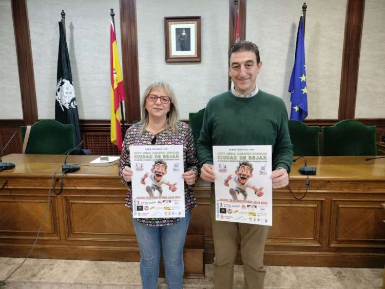 El concejal de Deportes de Béjar, Rubén Martín, y la presidenta del Club de Atletismo Bejarano “Embutidos Sierra de Béjar”, Carmen Hernández, presentan el cartel de la XXXV Media Maratón Popular "Ciudad de Béjar".