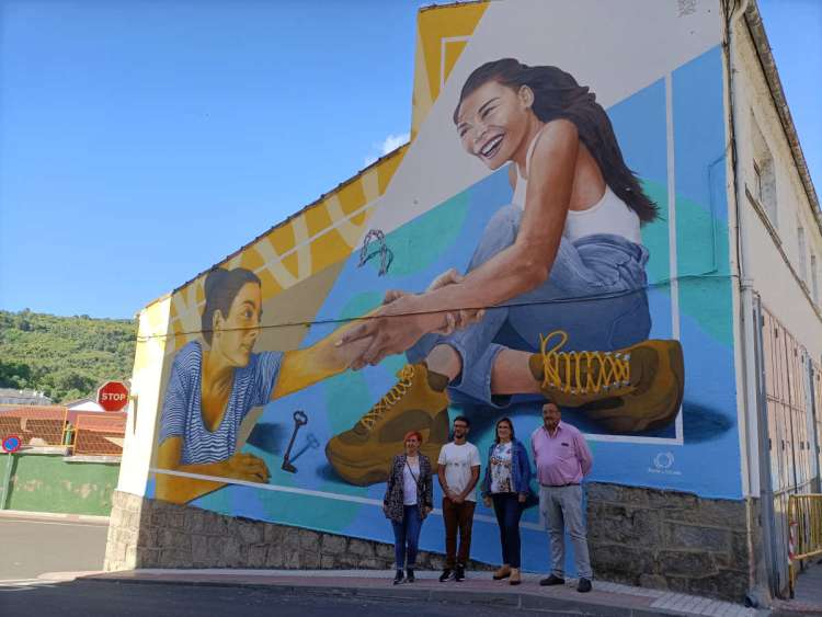 Presentación del Mural, Rosa Torres responsable de la concejalía, junto al autor, la edl de Tu Aportas, Ana Vallejo y el Edil de Medio Ambiente José Ángel Castellano