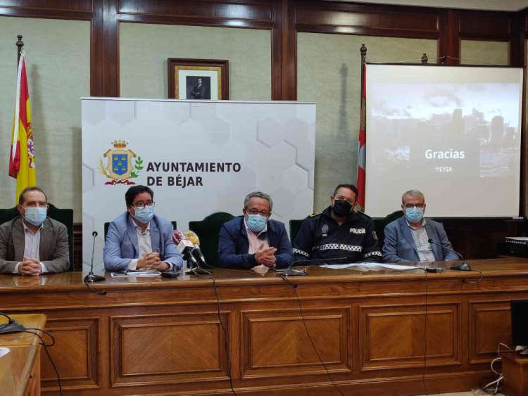 5 personas sentadas a una mesa con mascarilla