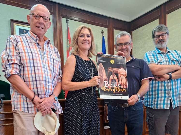 Cuatro personas con el cartel de la obra de teatro de Béjar