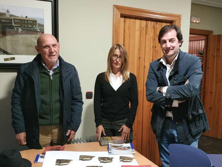 José María Muñoz Acha, junto a técnicos del Museo Judío y de la Oficina Municipal de Turismo