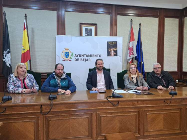 El alcalde, Antonio Cámara, junto a los representantes de hermandades  y cofradías  presentan los actos de semana santa