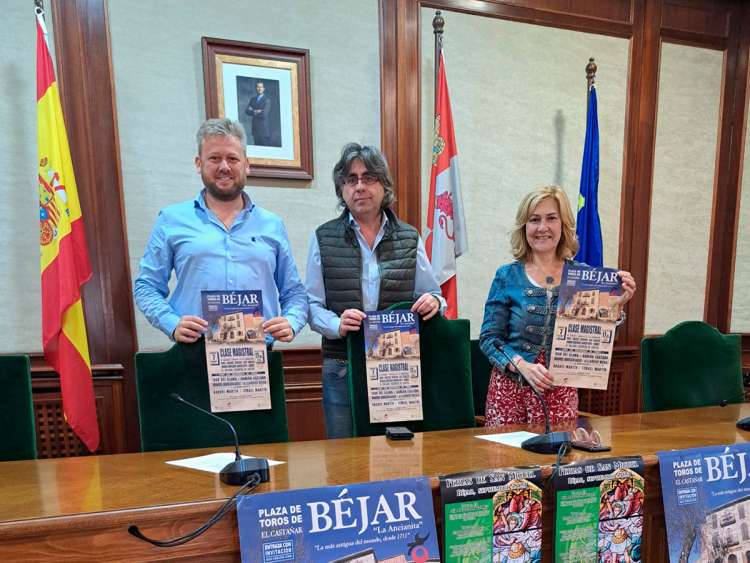Tres personas sosteniendo el cartel de las Ferias Béjar 2023