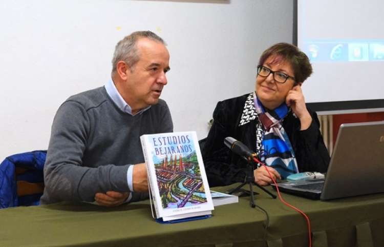 Miguel Gosálvez Mariño y Josefa Montero García durante la presentación de la revista Estudios Bejaranos