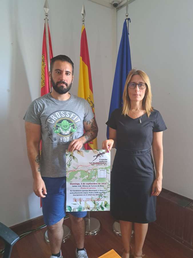 Kevin Blázquez y Carmen Rubio mostrando el cartel de la ruta senderista "La Salamanquesa"