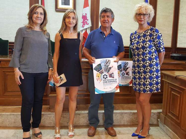 Presentación semana de cine español en el salón de plenos del Ayuntamiento