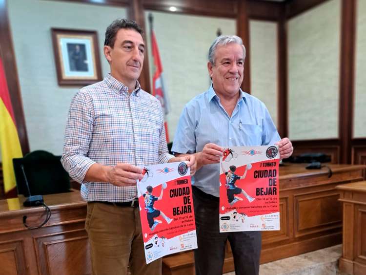 Rubén Martín y Agustín Alonso Dueñas sosteniendo ambos carteles del I Torneo Ciudad de Béjar de Balonmano