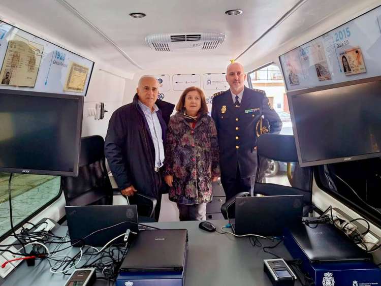 Interior del vehículo habilitado para la expedición de DNI y pasaporte junto a responsables