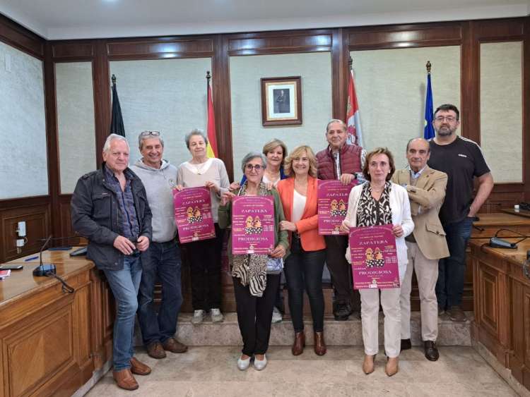 Grupo de personas en la presentación de la obra "La Zapatera Prodigiosa"