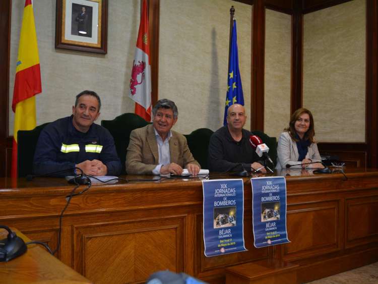 Manuel Gallego junto al alcalde y concejales durante la presentación de las XIX Jornadas Nacionales de Bomberos