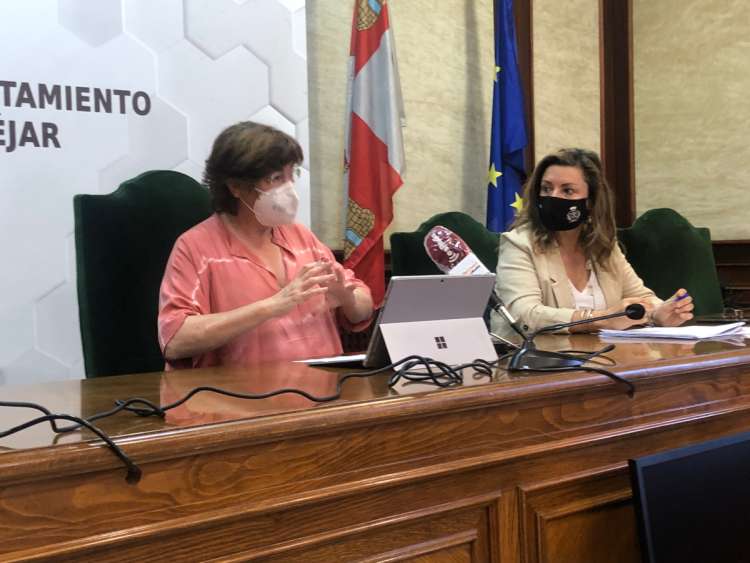 Dos mujeres sentadas tras una mesa