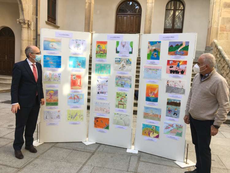 Presidente de la diputación con algunos dibujos del concurso