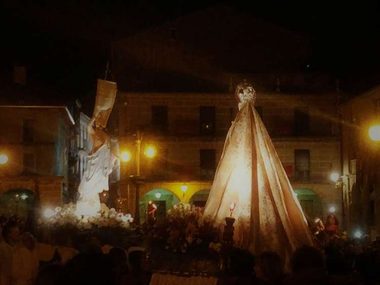 Imagen del Resucitado junto a la Virgen en la procesión del Encuentro