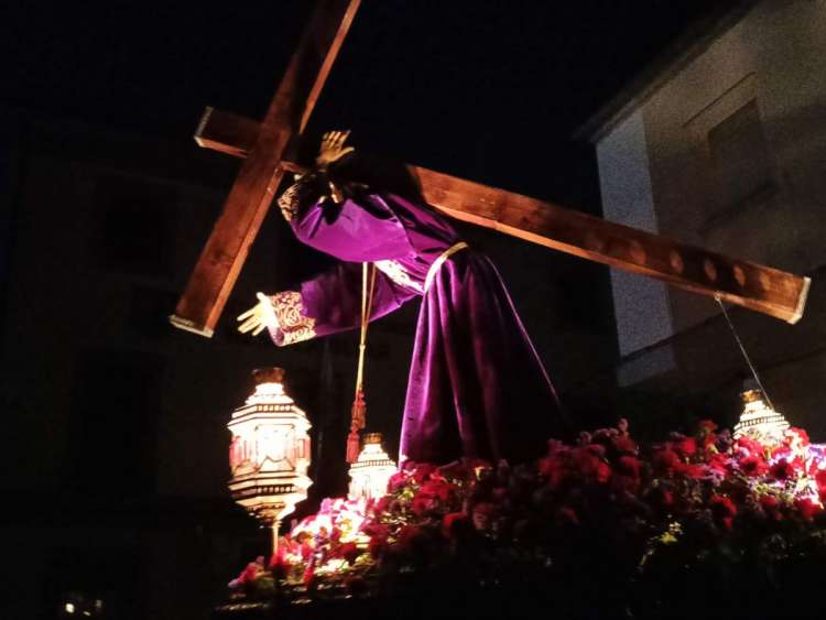 Paso El Nazareno procesionando por las calles de Béjar