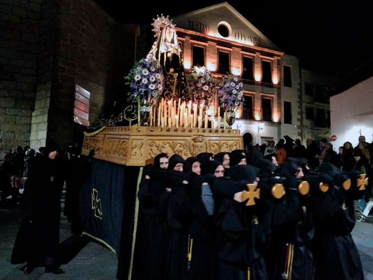 Virgen de la Soledad a hombros de la Santa Vera Cruz
