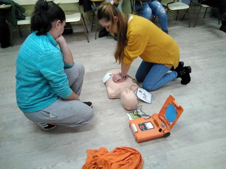 Voluntarios de Protección Civil realizando el curso de desfibriladores