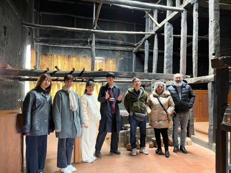 Yoshihiko Ito junto a estudiantes en su visita a Candelario