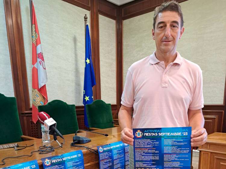 Rubén Martín portando el cartel de las actividades deportivas de las fiestas de Béjar