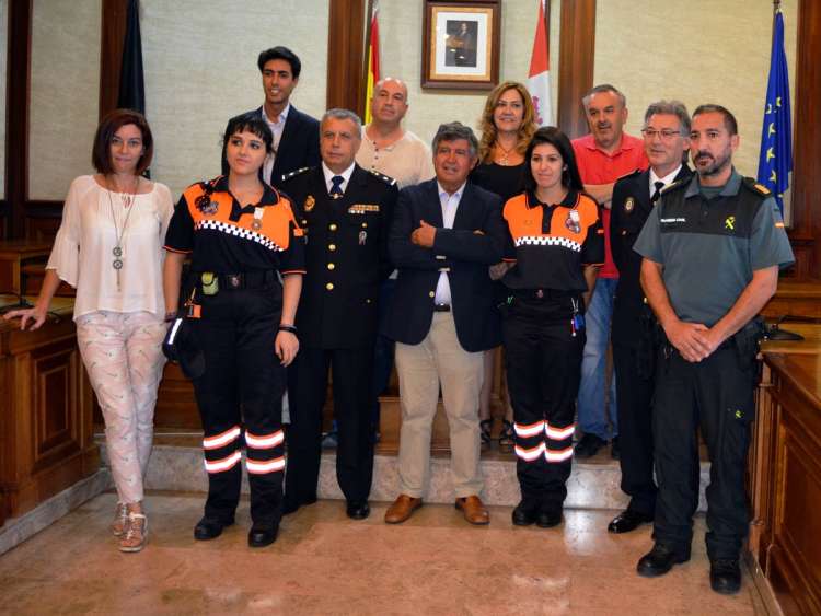 Beatriz Antona, Carlos Hernández y Paula Cabezas junto a responsables políticos y fuerzas de seguridad