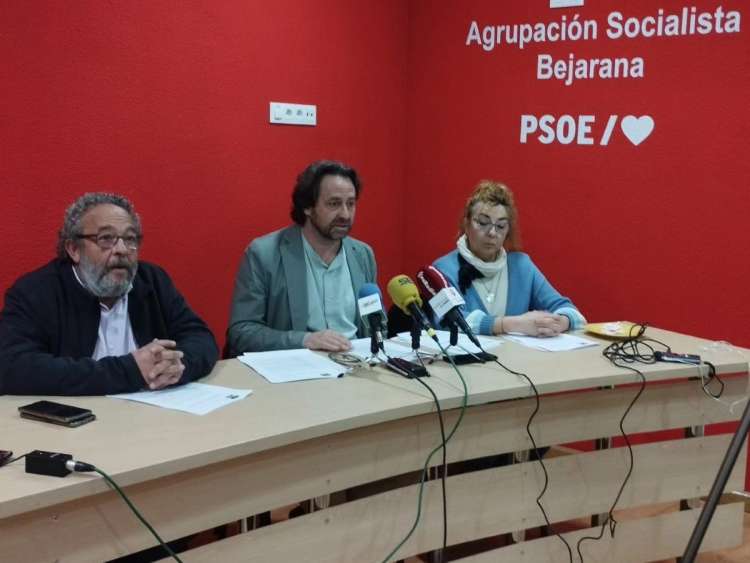 3 miembros del PSOE de Béjar durante la rueda de prensa
