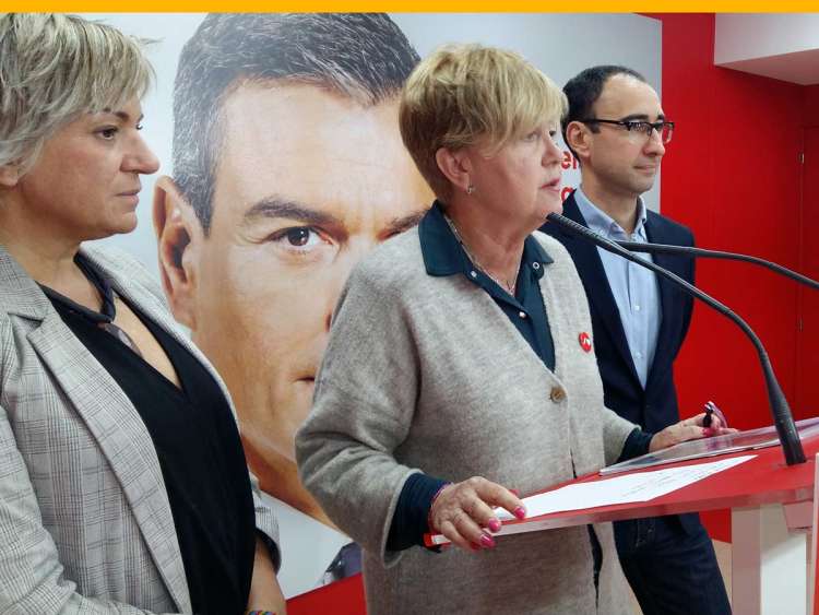 Responsables del PSOE junto a la ex comisionada
