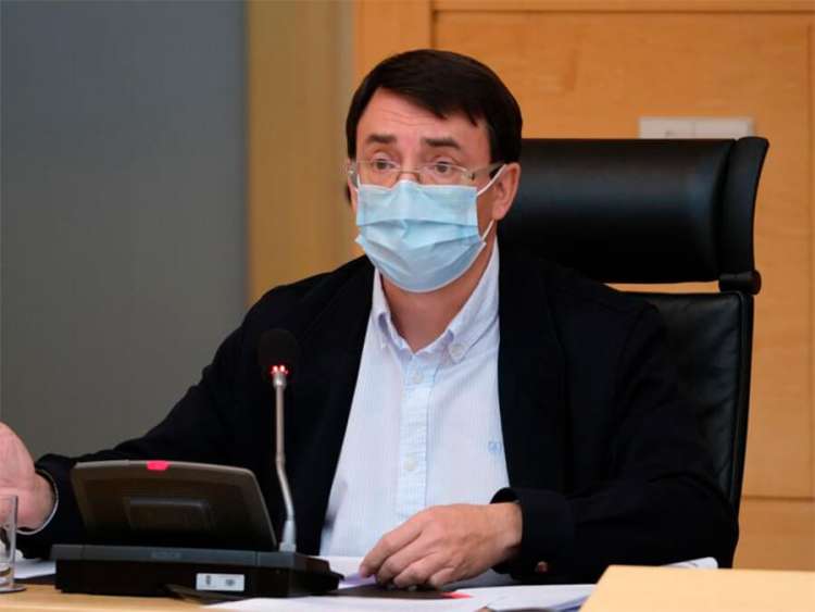 Persona sentado en una mesa con un microfono