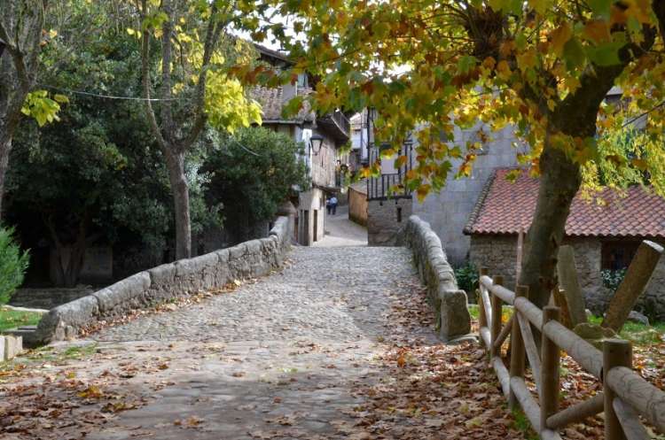 Puente que comunica la localidad con la zona de El Chiringuito en San Martín del Castañar