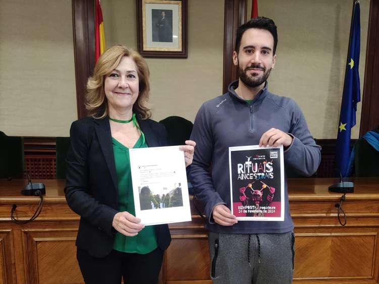 Kevin Blázquez y Purificación Pozo durante la presentación de Béjar sujetando sendos carteles de las ferias de turismo de Portugal