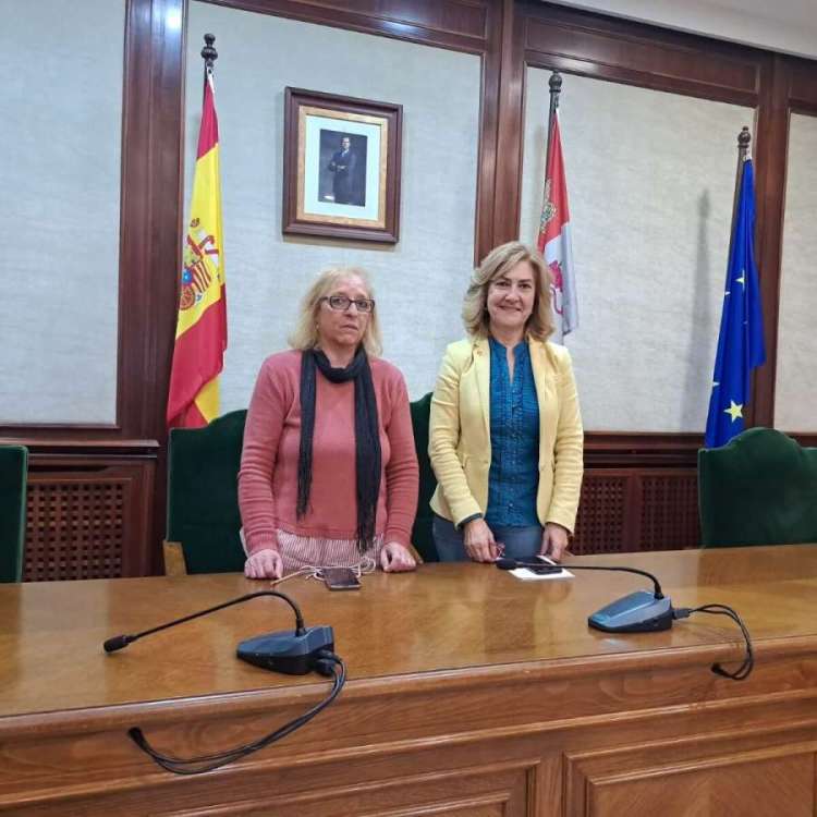Purificación Pozo, y Mª Teresa Crego en rueda de prensa