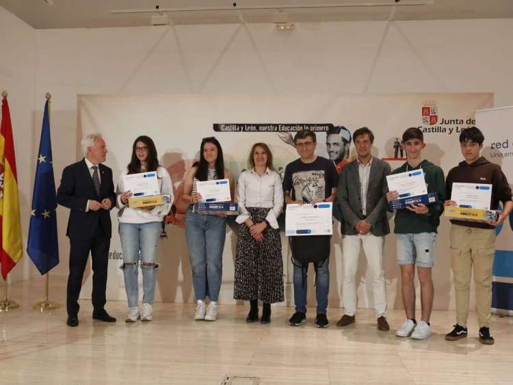 Alumnos del Ramón Olleros de Béjar posando con sus diplomas