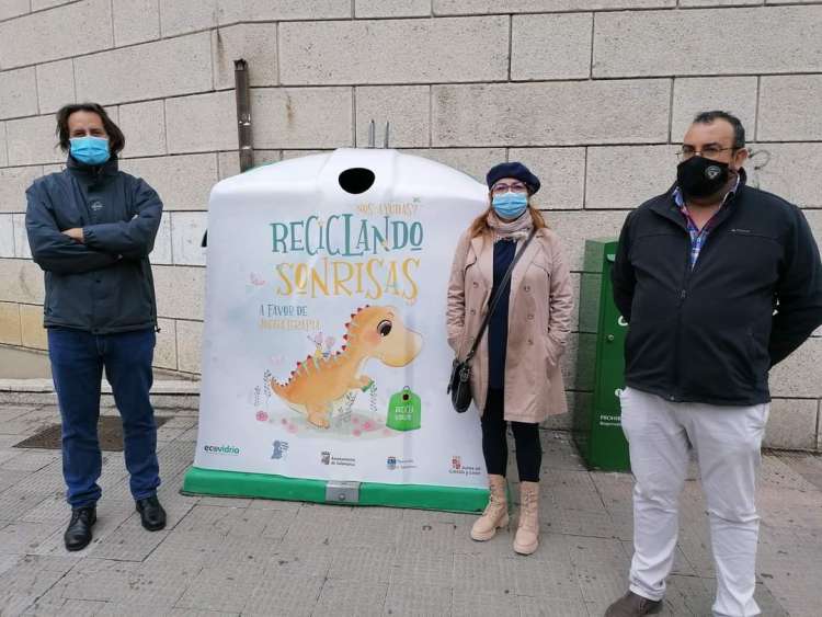 Concejales socialistas presentando la iniciativa solidaria