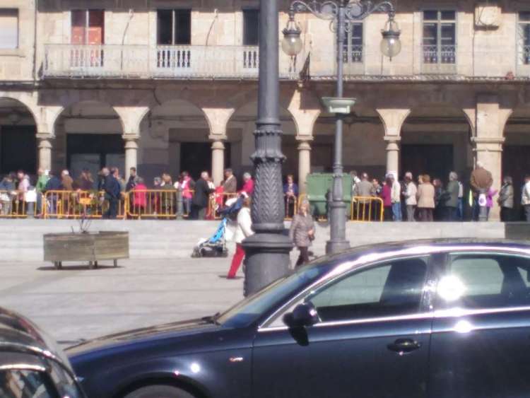 Fila durante el reparto de probadura del cerdo