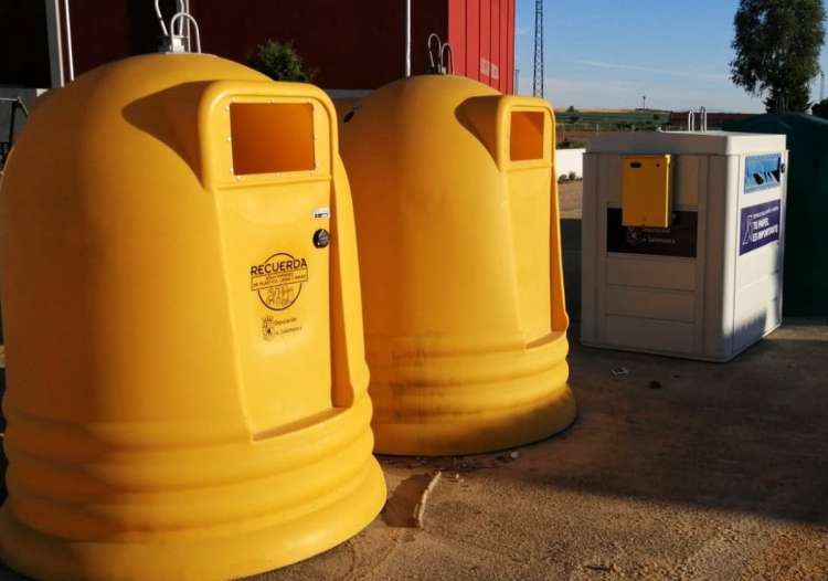Contenedores de residuos reciclables, vidrio y papel