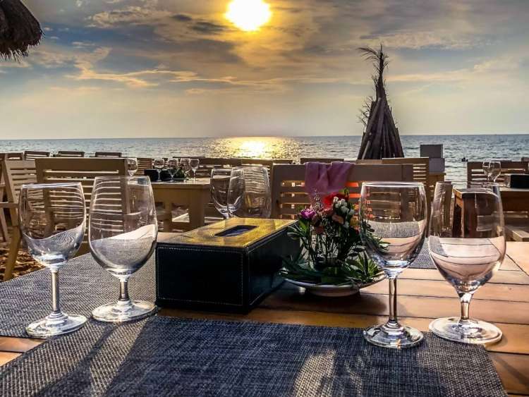 Mesa de restaurante con el mar al fondo