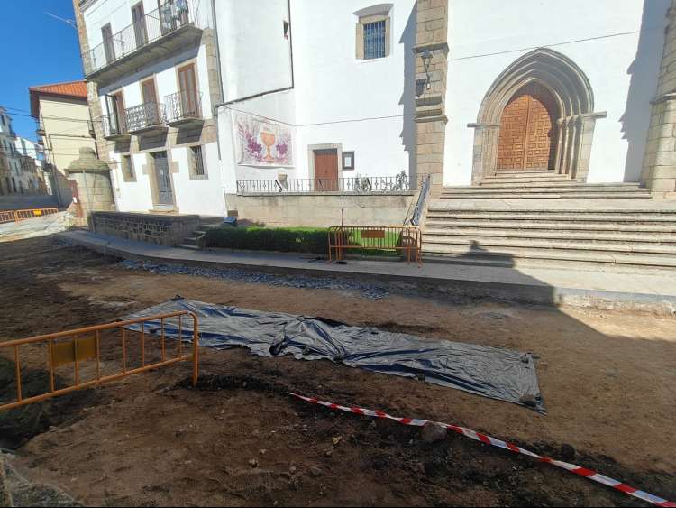 Zona de obras frente a la iglesia de San Juan de Béjar acordonada tras el hallazgo de restos óseos