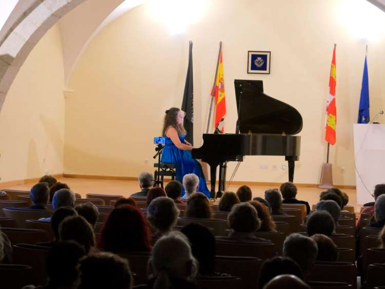Marina Fernández Rueda interpreta una pieza al piano ante el público en Béjar