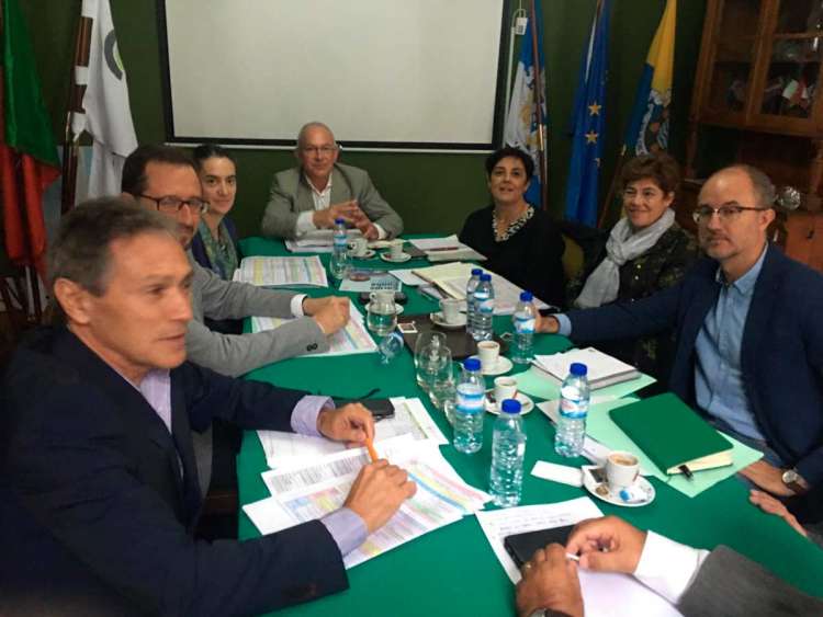 Reunión de la mesa en Portugal