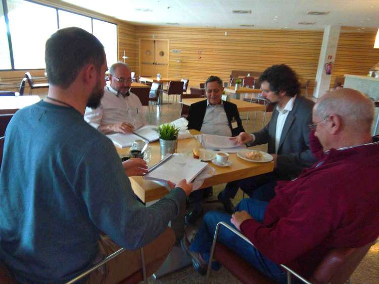 Miembros de la PDBB y del Grupo Cultural San Gil reunidos en Valladolid con los representantes de Izquierda Unida-Equo