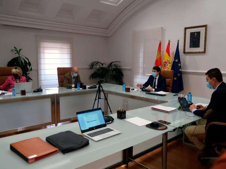 Varias personas sentadas en mesas