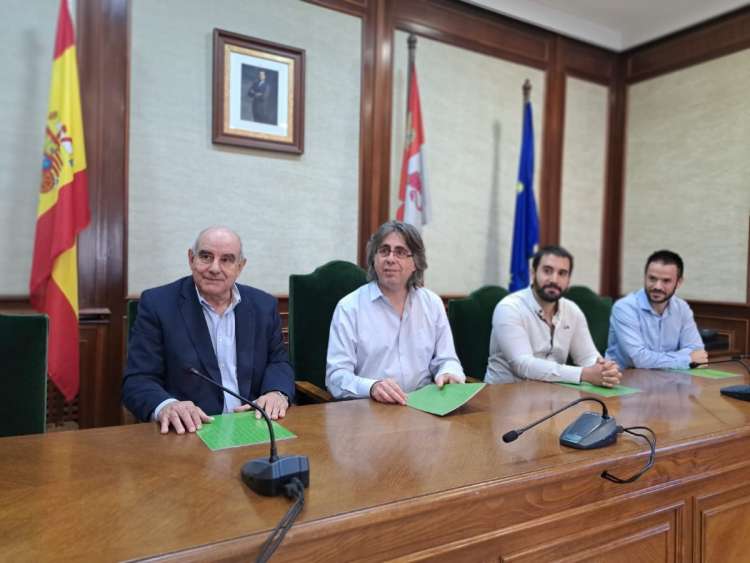 Cuatro personas durante una rueda de prensa de la UNED en Béjar