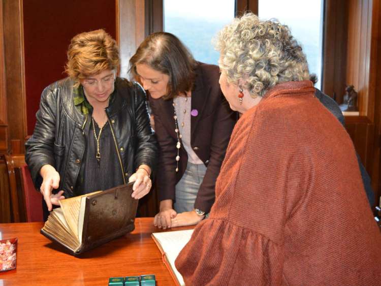 Reyes Maroto firmando en el libro de honor del Ayuntamiento