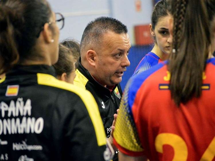 Alfredo Rodríguez entre las jugadoras