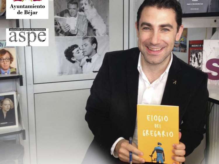 Roberto Benito sosteniendo su libro "Elogio del gregario"