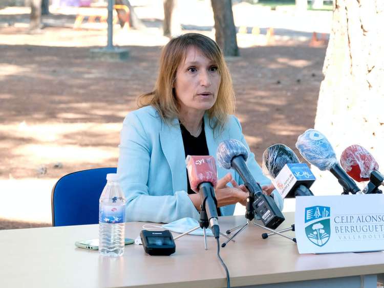 Rocío Lucas durante una rueda de prensa en Valladolid