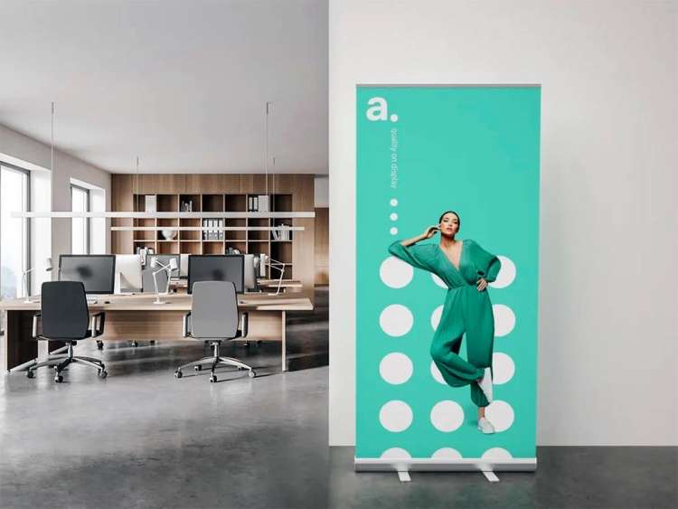 Roll up publicitario en oficina