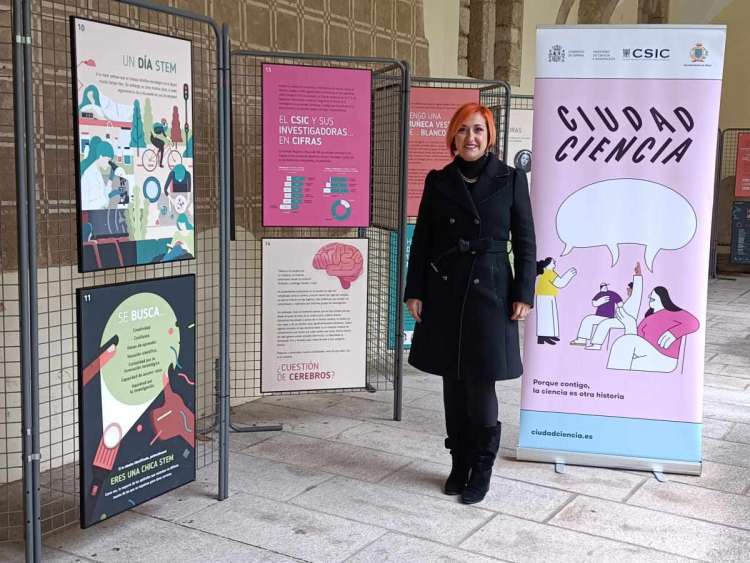 Concejala Rosa Torres durante la presentación de la exposición