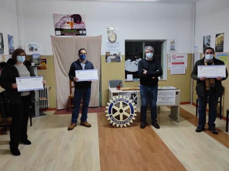 Rotarios de Béjar durante la entrega de donativos